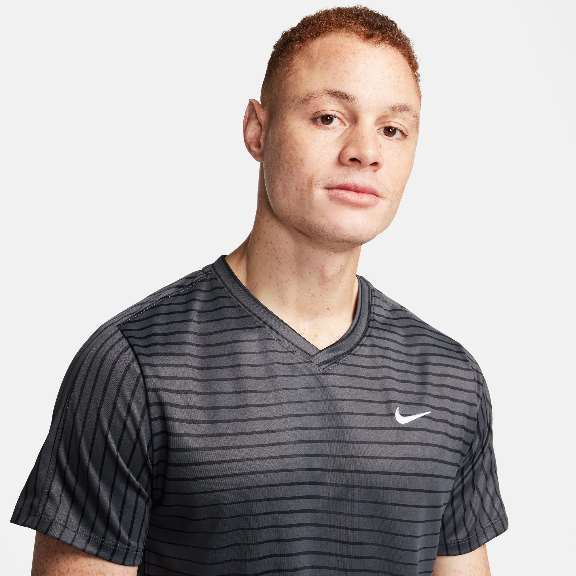 NikeCourt Victory Men's Dri-FIT Printed Tennis Shirt - Image 3