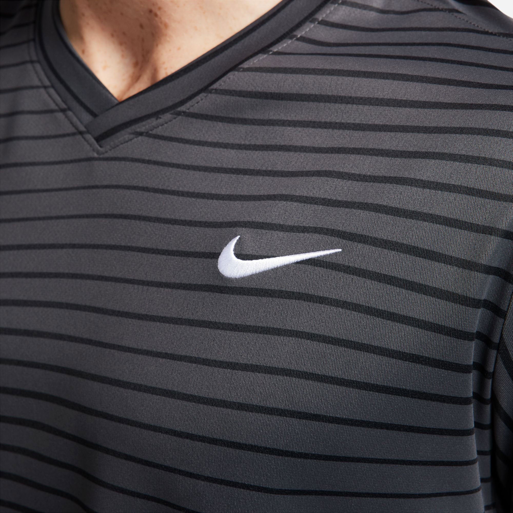 NikeCourt Victory Men's Dri-FIT Printed Tennis Shirt - Image 4